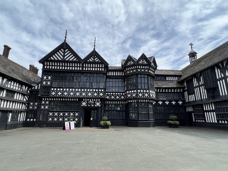 Bramall Hall photo 2