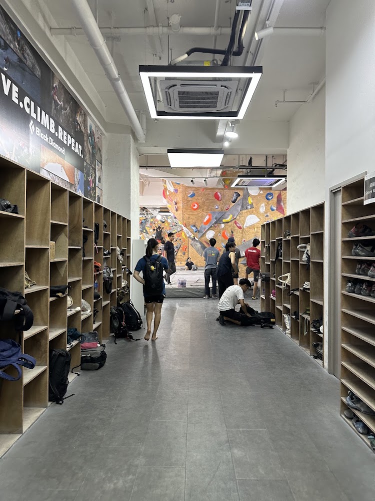 CRUX Boulder Gym photo 4