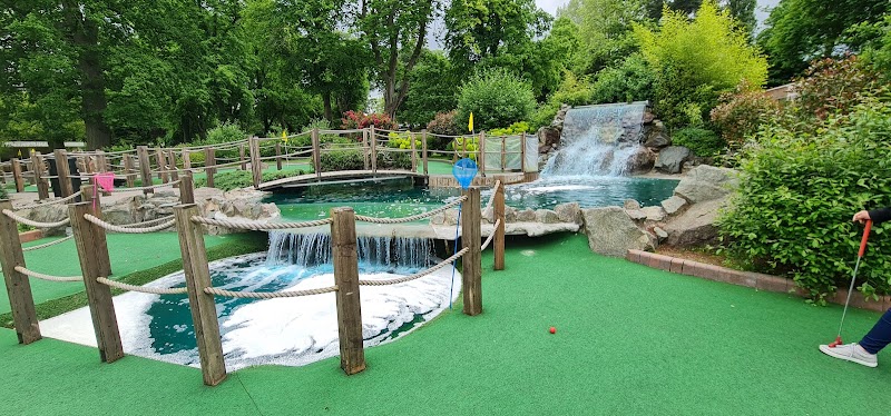 Golden Putter Mini Golf