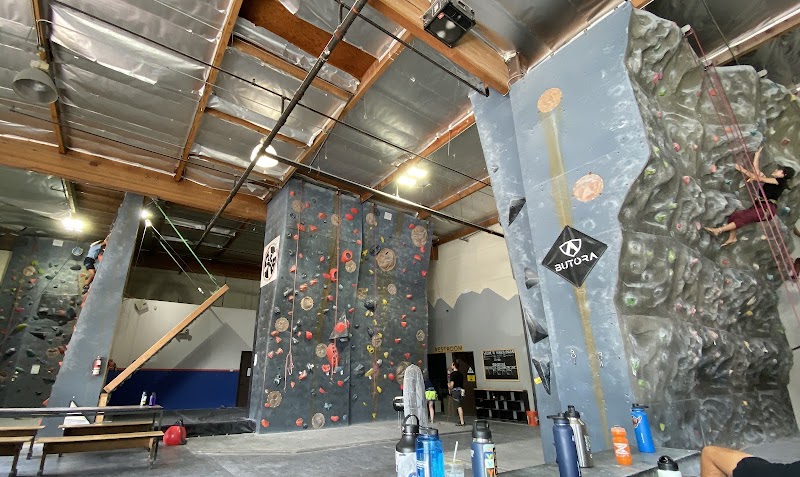 Hangar 18 Indoor Climbing Gym - Long Beach photo 2