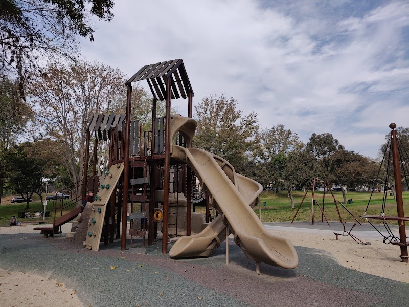 Los Cerritos Park photo 2