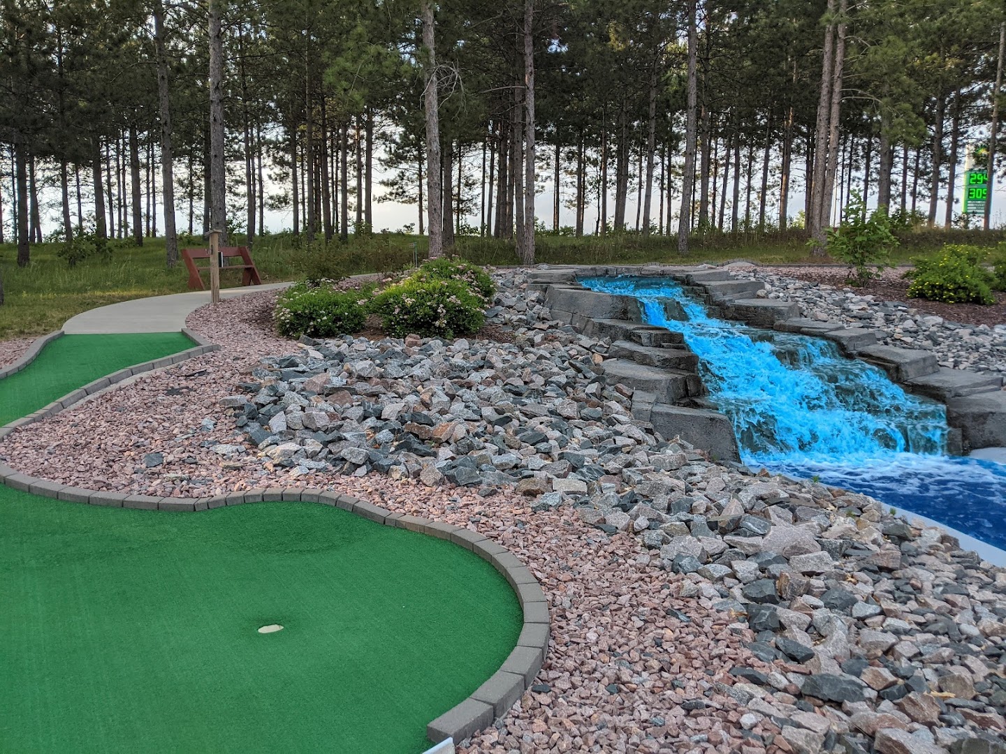 Papa Bear's Mini Golf photo 2