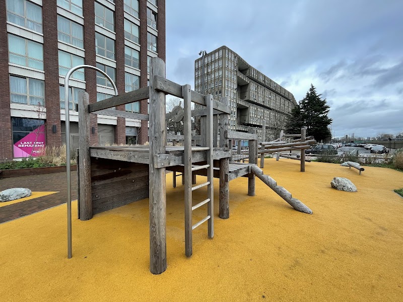 Poplar High Street Playground photo 2
